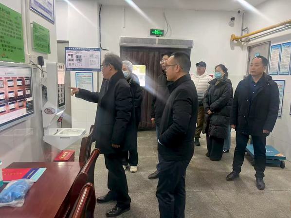 检查组检查学生食堂